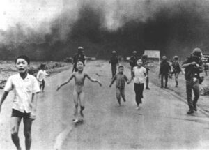 Nick Ut, ,,Dziewczynka z napalmem”, 1972.